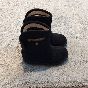 Black cheetah Bogs size 8 toddler